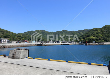 View of Misaki Port fishing port, Iyo Misaki Port Misaki No. 1 breakwater lighthouse, and the townscape from the ferry side 115994697