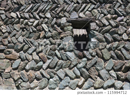 帶窗戶的美麗浮雕石牆 115994712