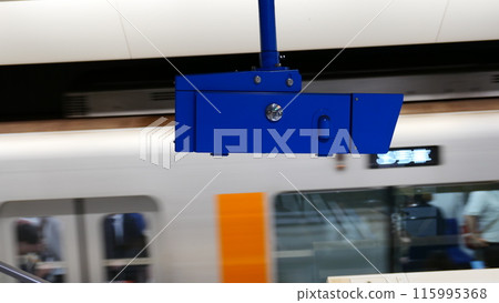 現代火車站設備與移動列車 115995368