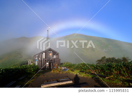 著名的越後駒岳上空出現一道白色彩虹 115995831