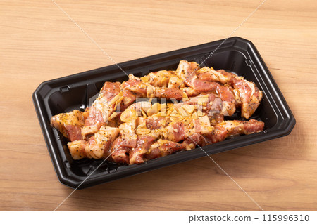 [Canadian] Seasoned pork shoulder loin (garlic pepper steak) 115996310