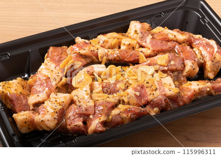 [Canadian] Seasoned pork shoulder loin (garlic pepper steak) 115996311