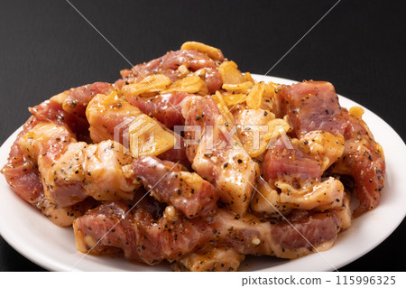 [加拿大製造]烤肉調味豬肩肉（蒜椒牛排） 115996325