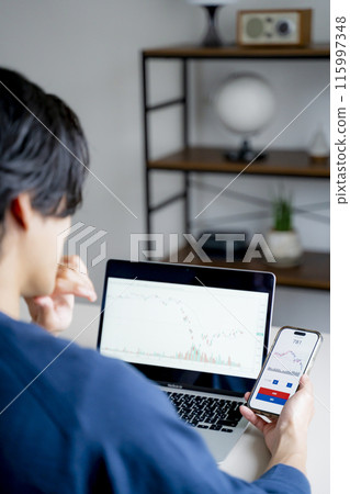 A man investing 115997348