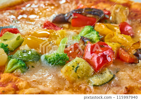 用烤蔬菜裝飾的披薩 115997940
