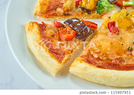 用烤蔬菜裝飾的披薩 用烤蔬菜裝飾的披薩 115997951