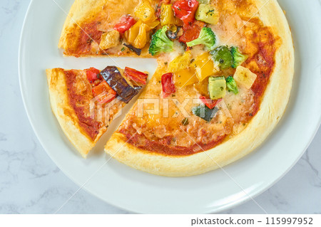 用烤蔬菜裝飾的披薩 115997952