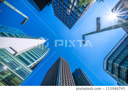 日本六月的東京城市景觀。從日本橋十字路口看日本橋的建築物。希望之光…=5天 日本六月的東京城市景觀。從日本橋十字路口看日本橋的建築物。希望之光…=5天 115998745