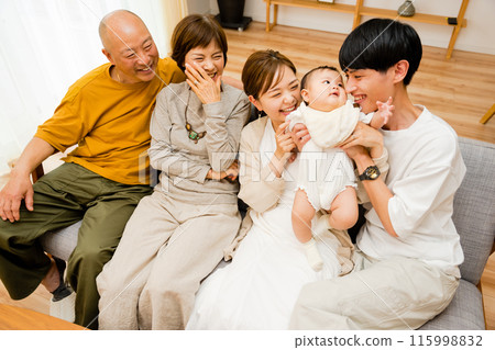 三戶人家五口人，包括年長的祖父母、一個0歲的嬰兒和他的父母，在自家客廳裡閒逛。 115998832