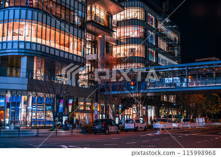 大阪梅田市中心區在晚上 115998968