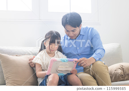 家長和孩子使用平板電腦學習 115999385