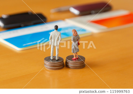 金錢圖像，其中有一個男人和一個女人、兩本存摺和一張印章 115999763