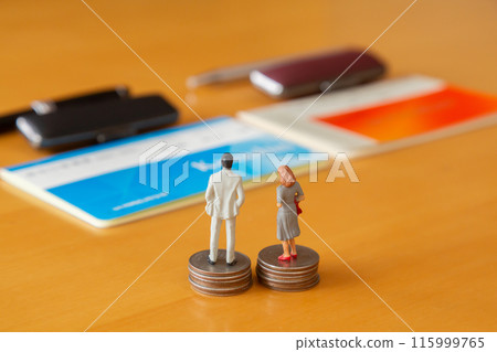 金錢圖像，其中有一個男人和一個女人、兩本存摺和一張印章 115999765