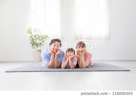 父母和孩子靠著下巴 116000303