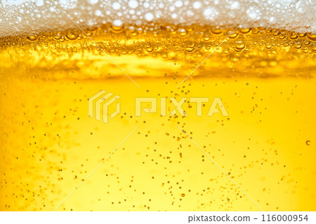 特寫的啤酒倒入玻璃杯 特寫的啤酒倒入玻璃杯 116000954