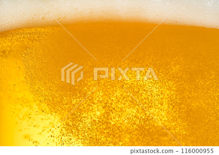 特寫的啤酒倒入玻璃杯 特寫的啤酒倒入玻璃杯 116000955