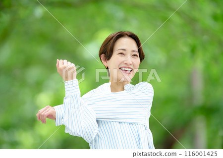 舒展以新綠色的婦女 116001425