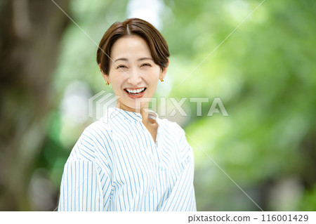 Title: Woman in the midst of fresh greenery - Beauty 116001429