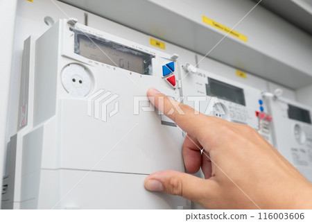 Electric energy meter measuring power usage 116003606