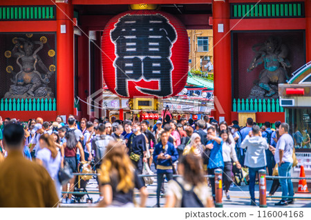 日本淺草寺的東京城市景觀早上擠滿了外國遊客 = 5 月 30 日 日本淺草寺的東京城市景觀早上擠滿了外國遊客 = 5 月 30 日 116004168