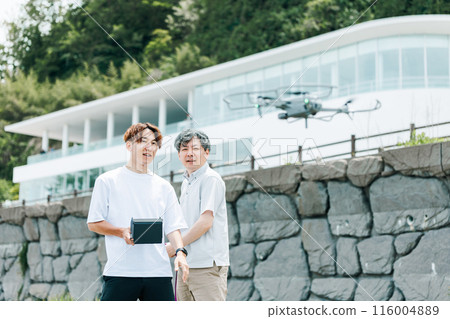 影片創作者使用無人機在戶外拍攝 影片創作者使用無人機在戶外拍攝 116004889