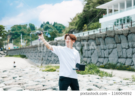 影片創作者使用無人機在戶外拍攝 影片創作者使用無人機在戶外拍攝 116004892