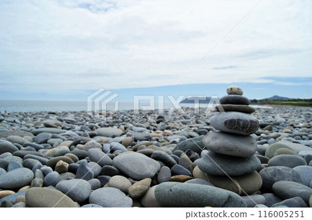 Towers made of pebbles. Zen towers on a rocky beach. 116005251