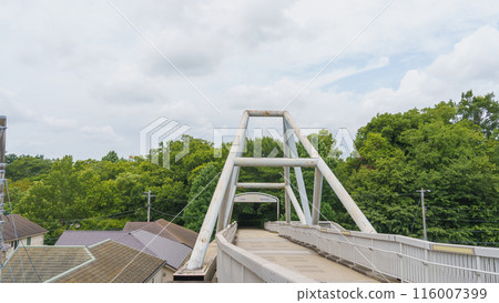 [Chiba City, Chiba Prefecture] Pedestrian bridge leading from Gakuenmae Station on the Keisei Chihara Line to Meitoku Gakuen 116007399