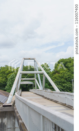 [Chiba City, Chiba Prefecture] Pedestrian bridge leading from Gakuenmae Station on the Keisei Chihara Line to Meitoku Gakuen 116007400