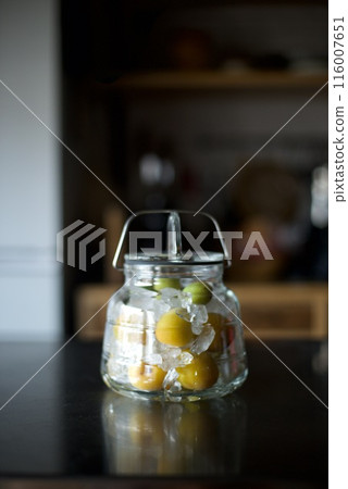 將李子、冰糖和玻璃瓶放入糖漿中 116007651