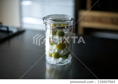 將李子、冰糖和玻璃瓶放入糖漿中 將李子、冰糖和玻璃瓶放入糖漿中 116007664