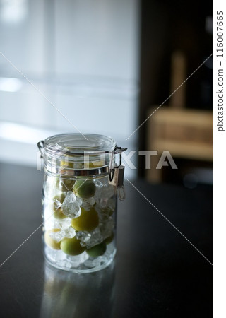 將李子、冰糖和玻璃瓶放入糖漿中 116007665