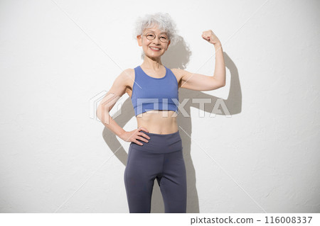 健康活躍的老年人（老年人）易於使用的肌肉拳頭姿勢，用於運動、鍛鍊和保持健康。 116008337