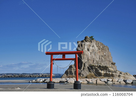 [Fukushima Prefecture] Two rocks and a torii gate at Nakore Coast 116008704