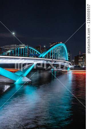 東京隅田川築地大橋的夜景 116008937