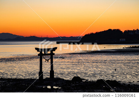 漂浮在海上和日落中的牌坊門 漂浮在海上和日落中的牌坊門 116009161