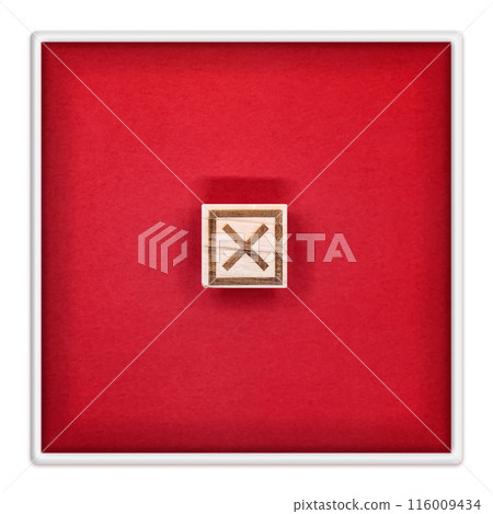 一個紅色的方形托盤，中央有一個方形的十字形塊。 116009434