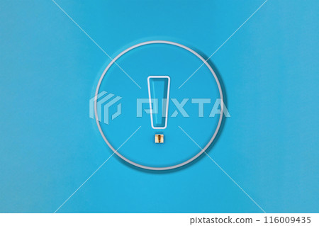 深藍色背景，中心有圓形 3D 感嘆號圖標 116009435