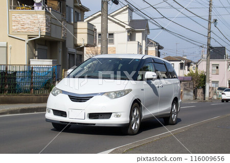 一輛箱式汽車小型貨車道路駕駛 116009656