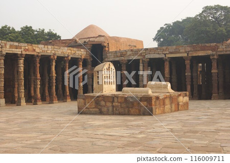 Qutub Minar ruins, Delhi, India 116009711