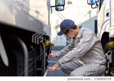 男性卡車司機檢查輪胎 男性卡車司機檢查輪胎 116009729