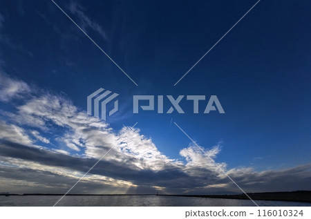 傍晚的天空和港口，有各種雲彩和光線，初冬，超廣角，以天空為基礎，231105pm 116010324
