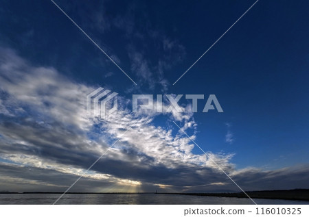 傍晚的天空和港口,有各種雲彩和光線,初冬,超廣角,以天空為基礎,231105pm 傍晚的天空和港口,有各種雲彩和光線,初冬,超廣角,以天空為基礎,231105pm 116010325