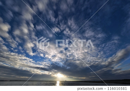 傍晚的天空和港口,有各種雲彩和光線,初冬,超廣角,以天空為基礎,231105pm 傍晚的天空和港口,有各種雲彩和光線,初冬,超廣角,以天空為基礎,231105pm 116010381