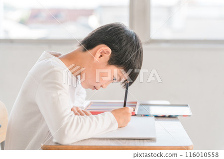 小學低年級的男孩在學校/補習班上課（著色書/色鉛筆） 116010558