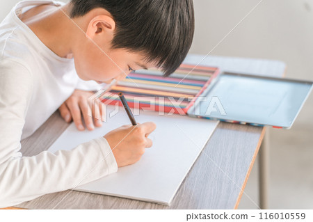 小學低年級的男孩在學校/補習班上課(著色書/色鉛筆) 小學低年級的男孩在學校/補習班上課(著色書/色鉛筆) 116010559