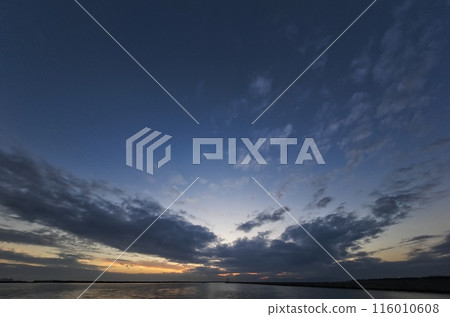 落日的天空和港口，有各種雲彩，初冬，超廣角，天空為主，231105pm 116010608