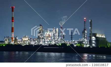 水面上美麗的燈光倒影和四日市工業園區的夜景 116010617
