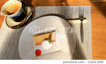 時尚咖啡館的咖啡和蛋糕 116011806