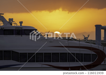 沐浴在夕陽下的石垣島孤島碼頭 116011939